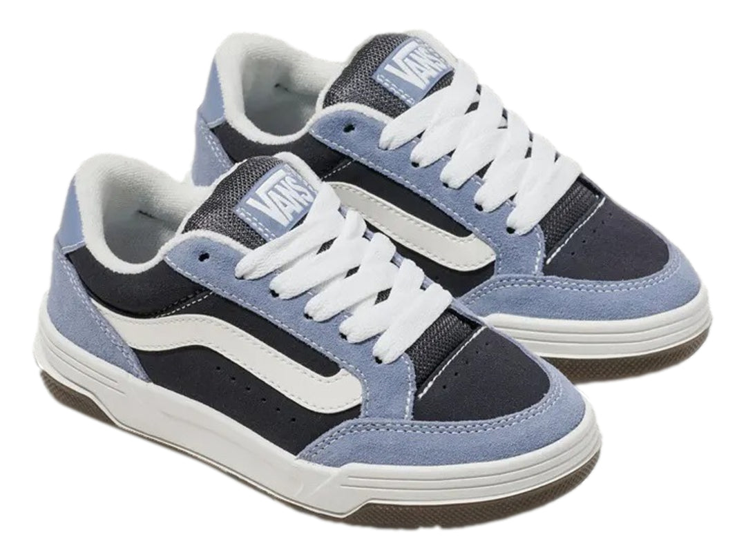 Tenis Vans azul y negro con franja lateral blanca y suela blanca