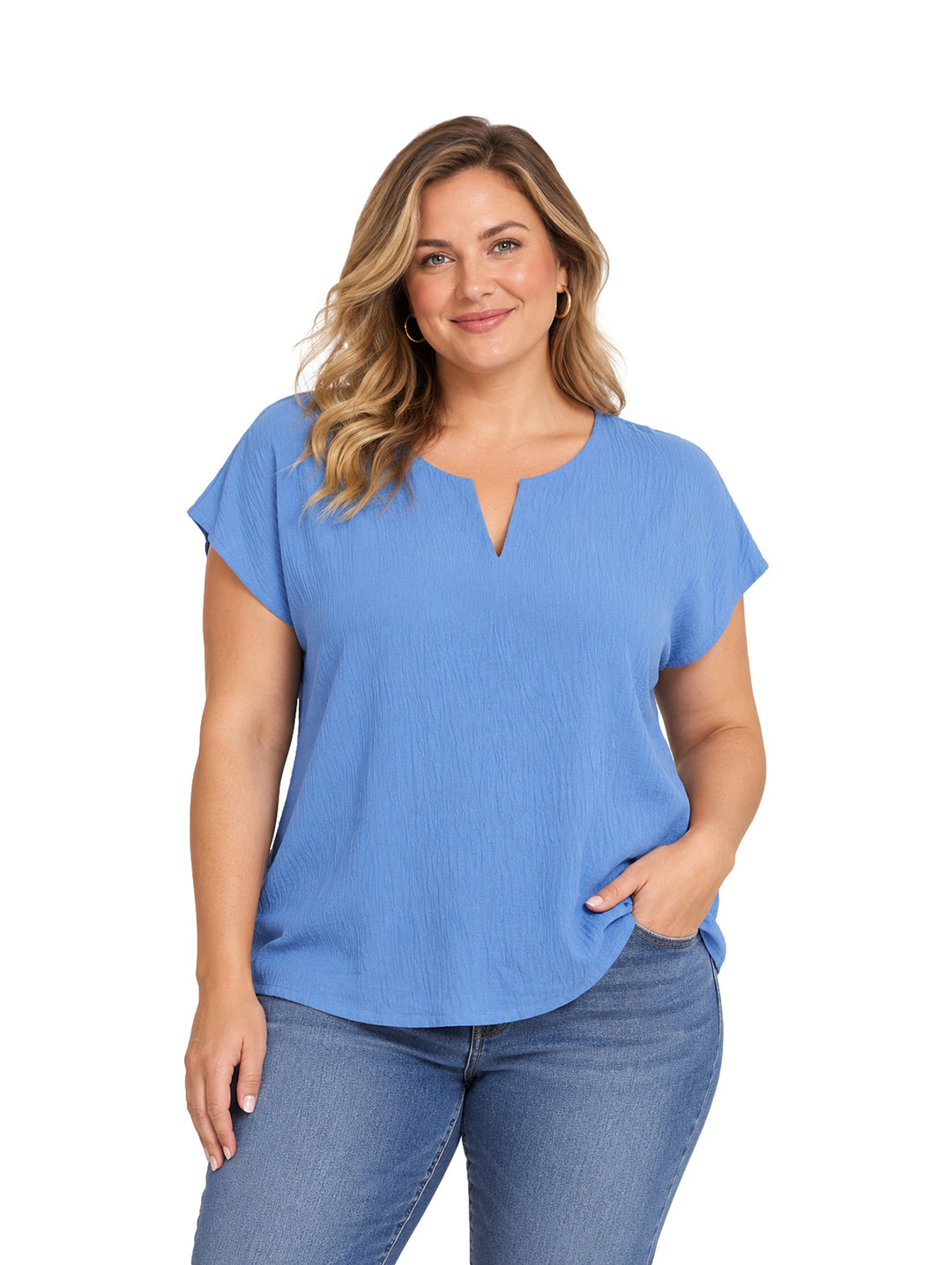 Mujer vistiendo blusa azul de marca Lissa You con cuello en V y textura rugosa, combinada con jeans azules.