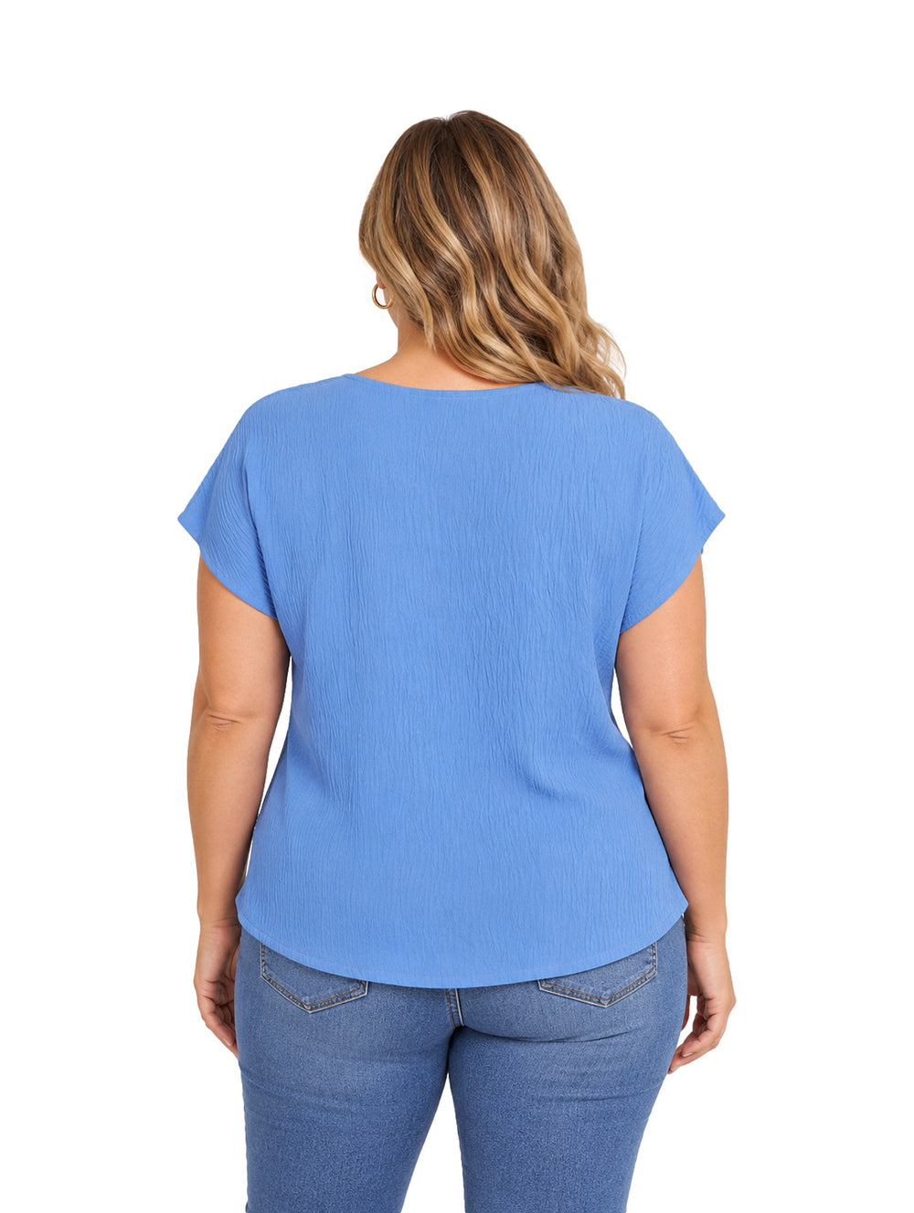 Mujer vistiendo blusa azul de marca Lissa You con cuello en V y textura rugosa, combinada con jeans azules.