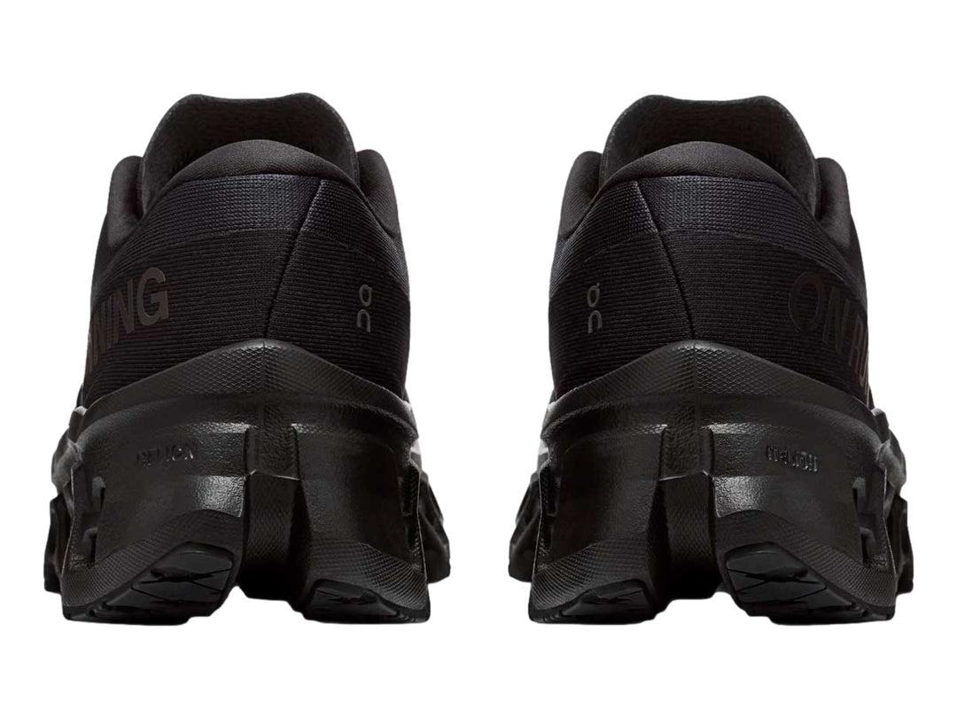 Tenis deportivos On Cloud Cloudmonster 3 color negro para mujer con suela de amortiguación tecnológica.