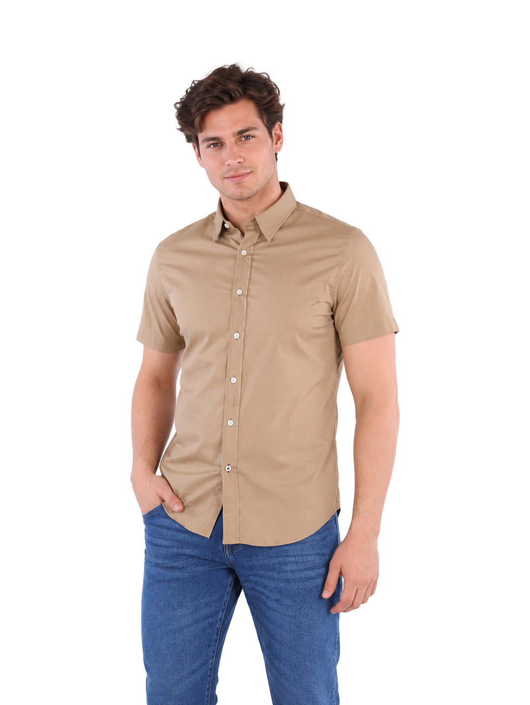 Hombre vistiendo una camisa de manga corta color khaki y pantalones azules.