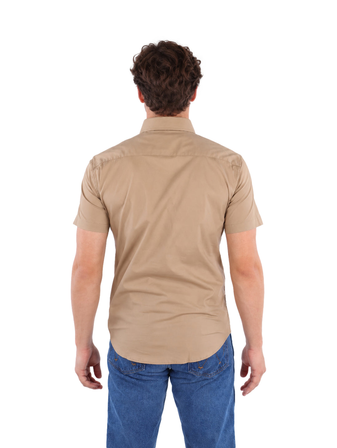 Hombre vistiendo una camisa de manga corta color khaki y pantalones azules.