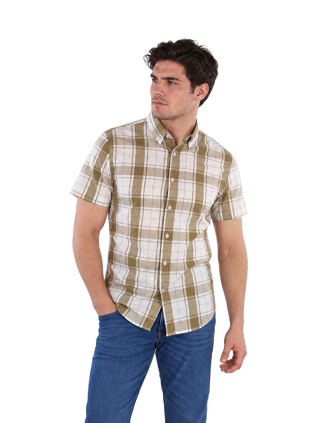 Hombre vistiendo camisa de manga corta a cuadros en color olivo y blanco.
