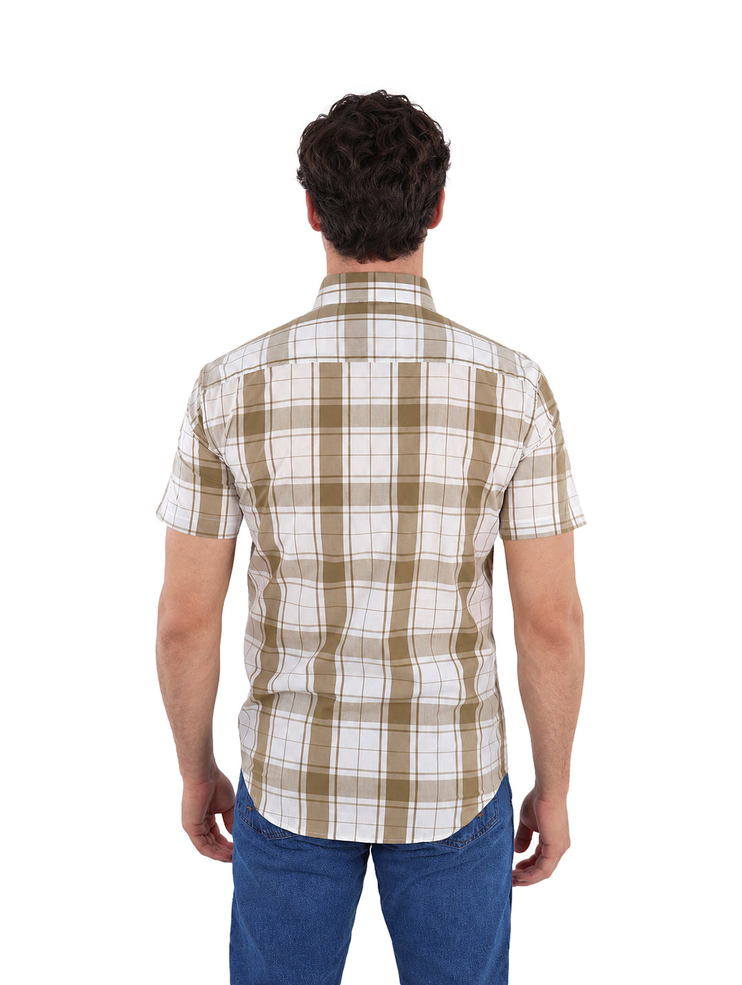 Hombre vistiendo camisa de manga corta a cuadros en color olivo y blanco.