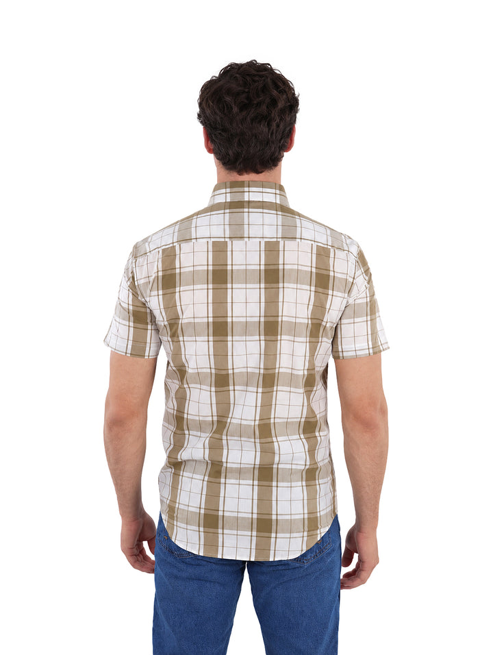 Hombre vistiendo camisa de manga corta a cuadros en color olivo y blanco.