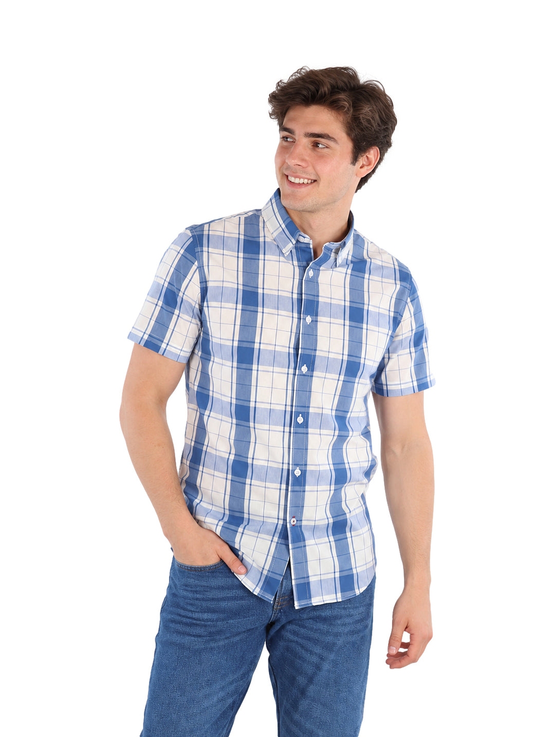 Hombre vistiendo camisa de manga corta con estampado de cuadros en color azul y blanco.