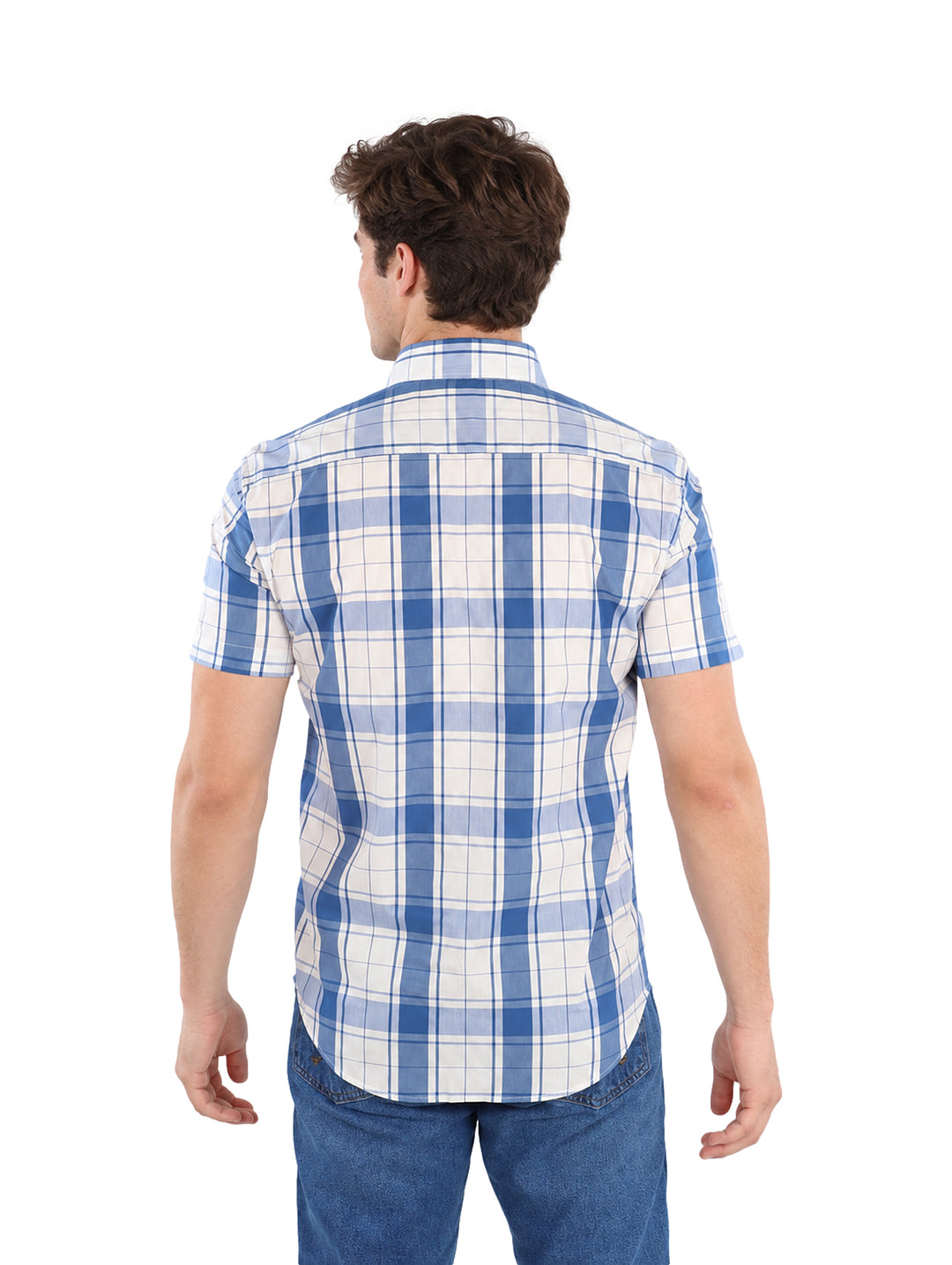 Hombre vistiendo camisa de manga corta con estampado de cuadros en color azul y blanco.