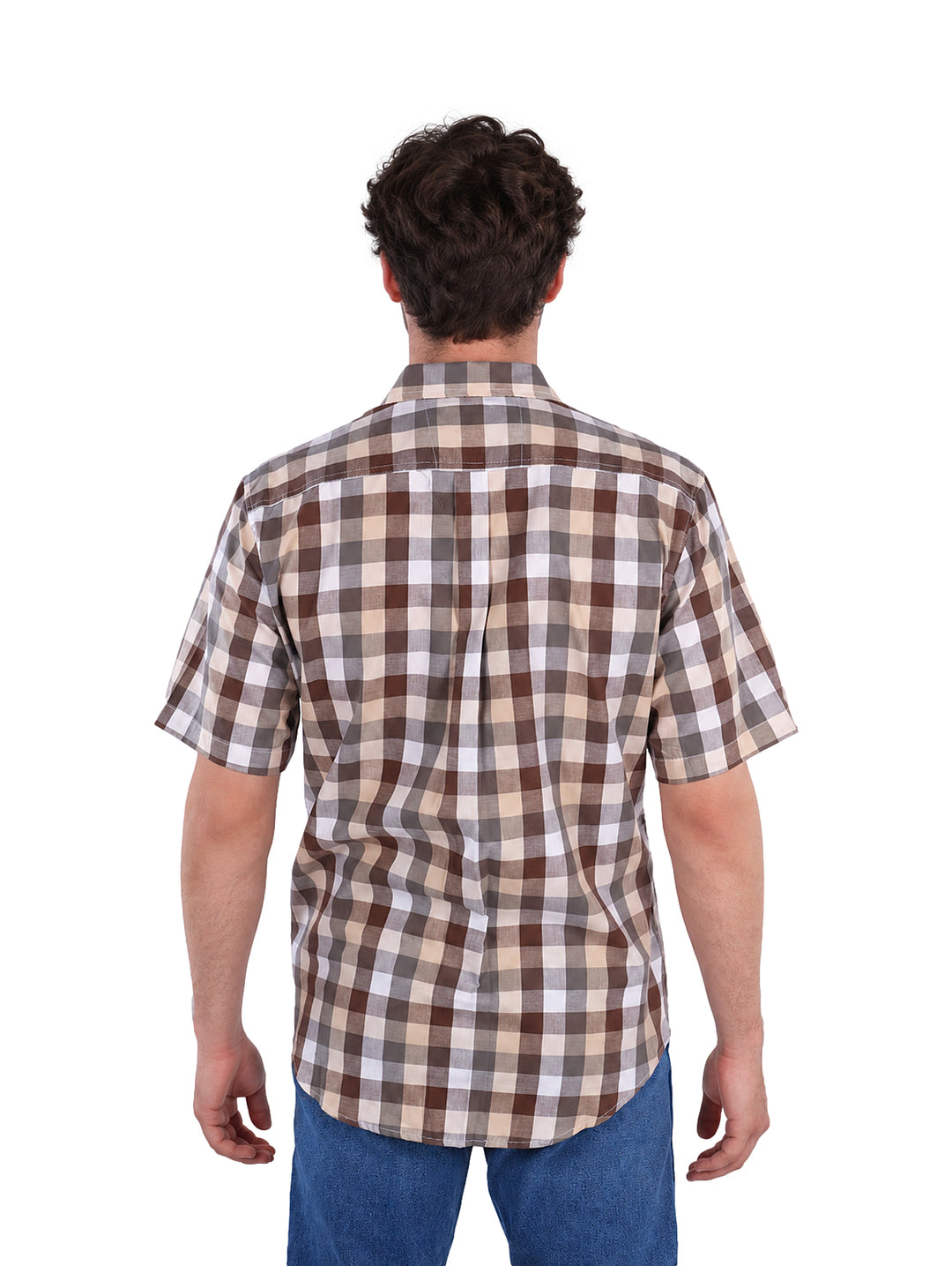 Hombre vistiendo camisa de manga corta con estampado de cuadros en colores beige, café y blanco.