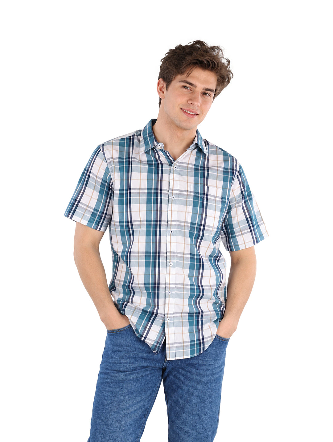 Hombre vistiendo camisa de manga corta con estampado de cuadros en colores teal, marino y blanco.