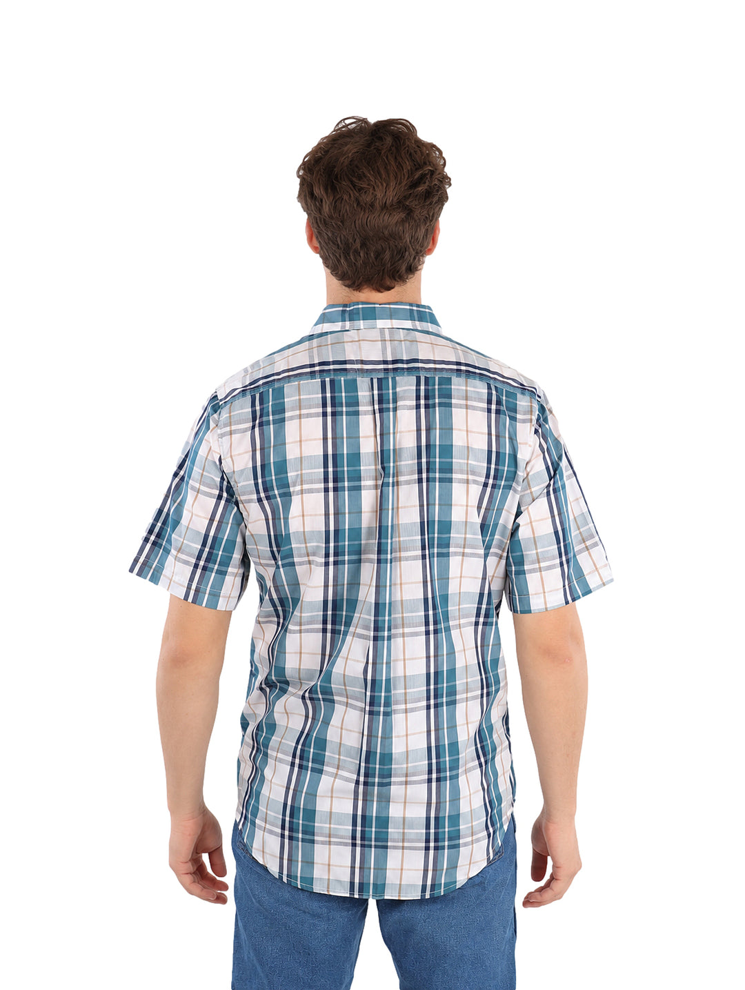 Hombre vistiendo camisa de manga corta con estampado de cuadros en colores teal, marino y blanco.