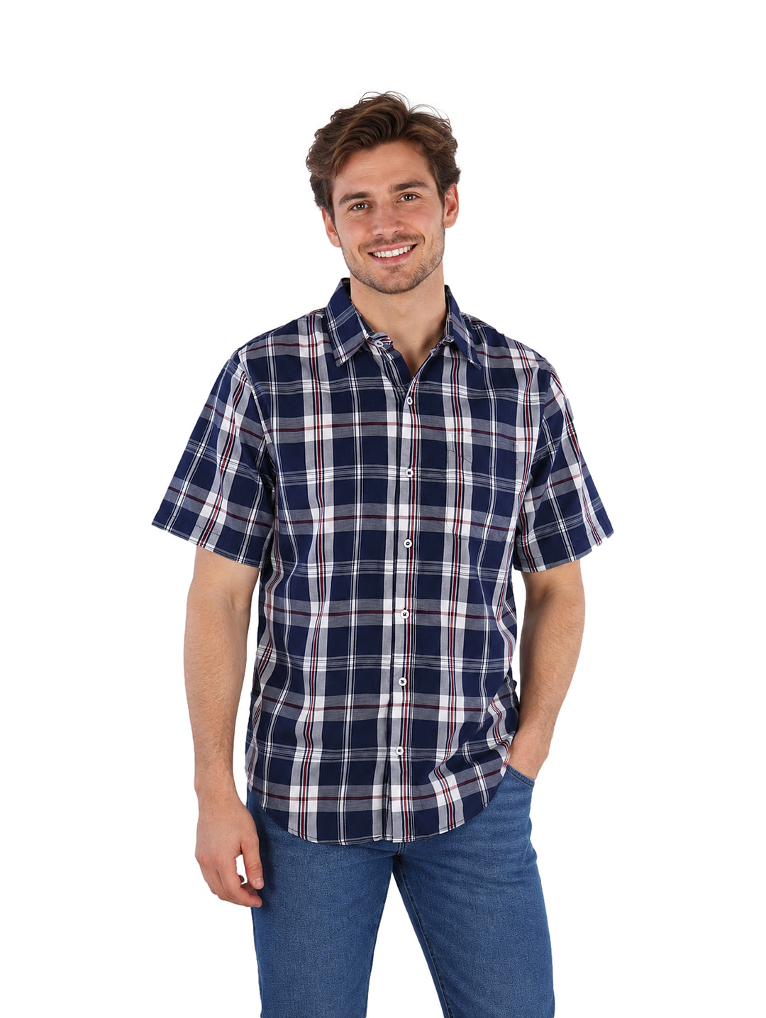 Hombre vistiendo camisa de manga corta con estampado de cuadros en colores marino, blanco y rojo.