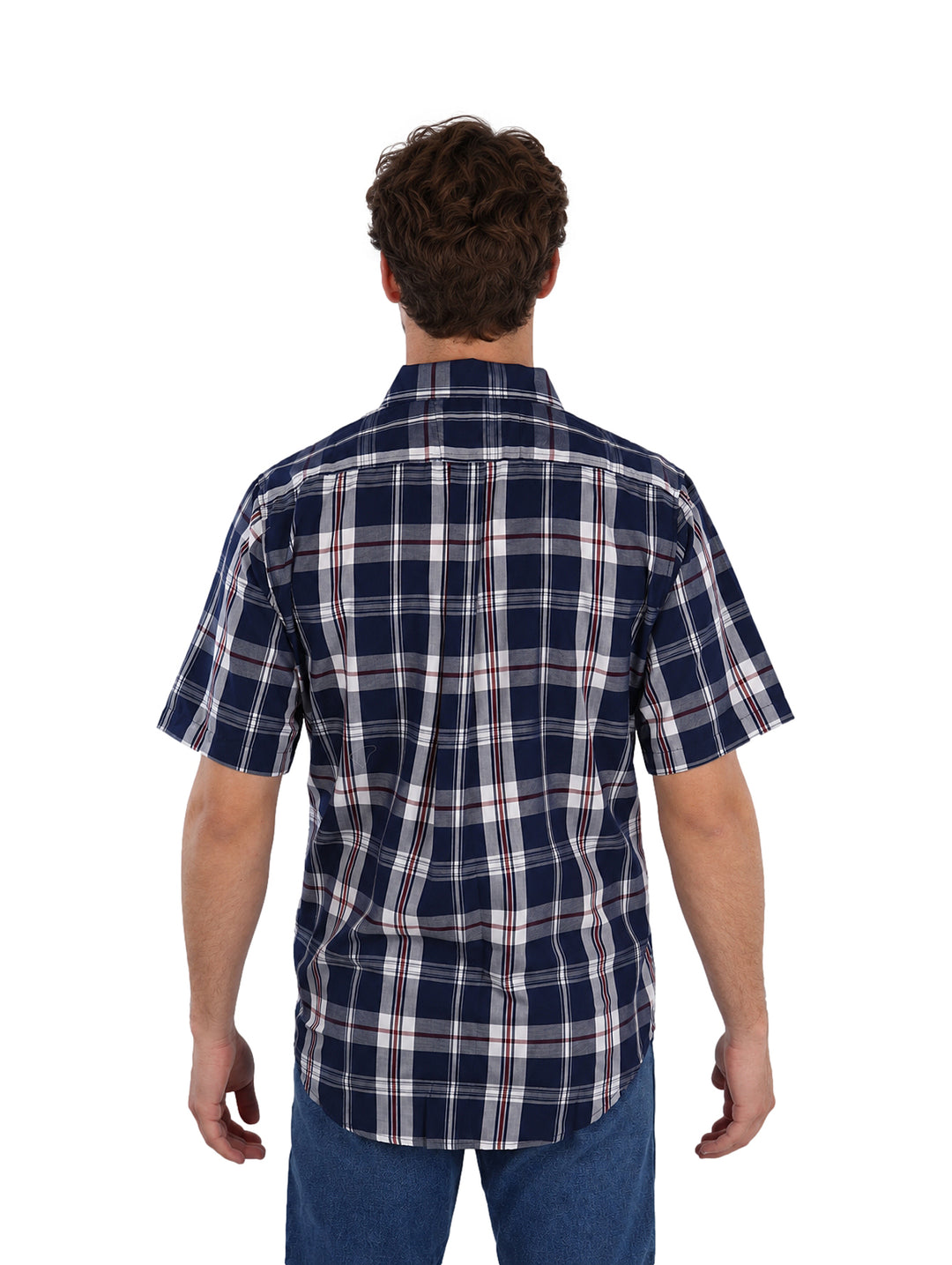 Hombre vistiendo camisa de manga corta con estampado de cuadros en colores marino, blanco y rojo.