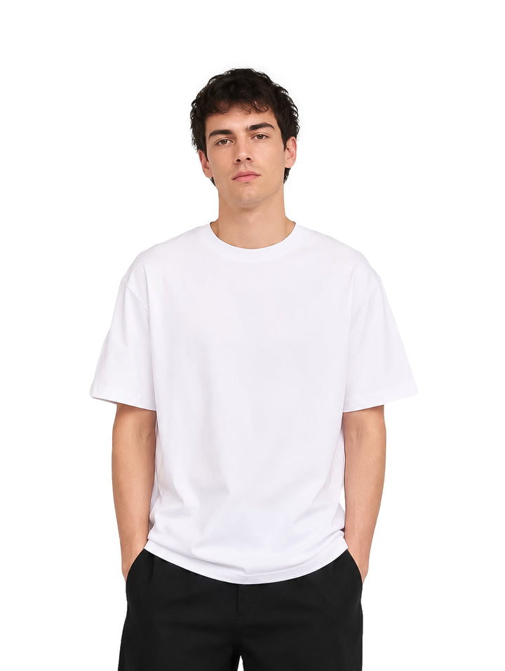 Hombre vistiendo una playera blanca de manga corta y cuello redondo.
