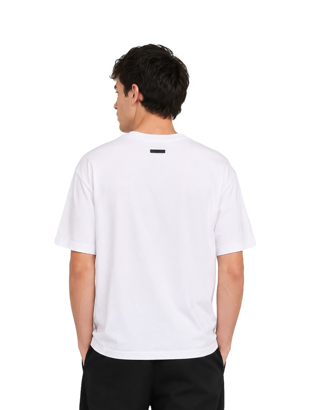 Hombre vistiendo una playera blanca de manga corta y cuello redondo.