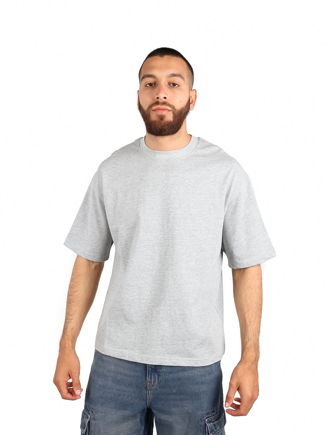 Hombre vistiendo una playera básica de color gris con cuello redondo y manga corta.