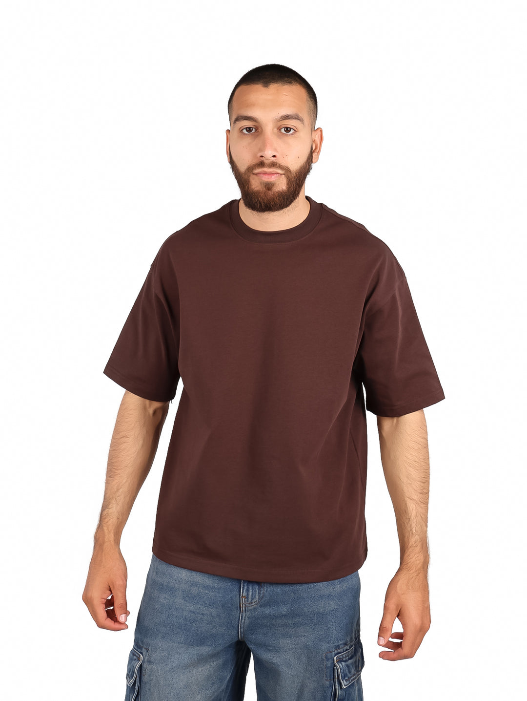 Hombre vistiendo una playera color marrón de manga corta y cuello redondo.