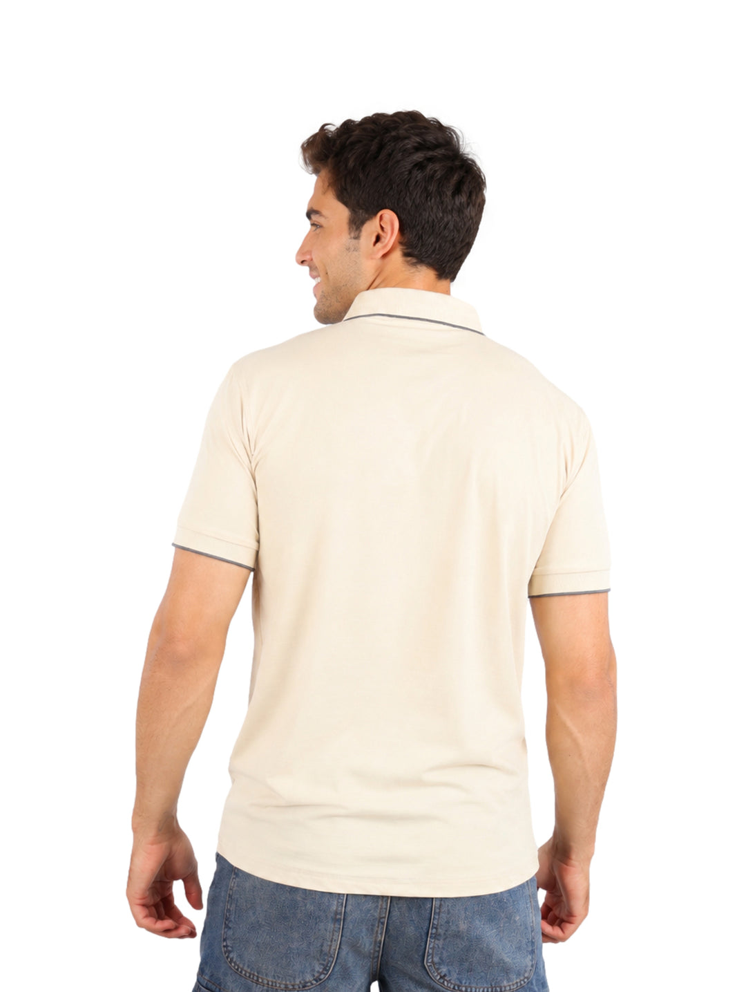 Hombre vistiendo una playera tipo polo color beige de manga corta.