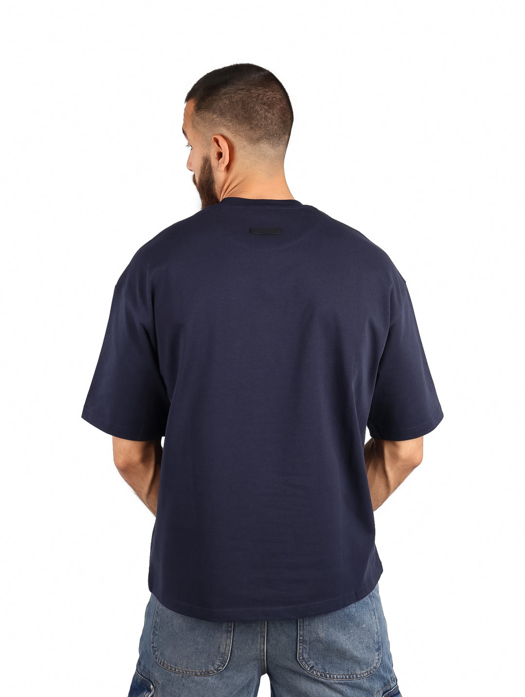 Hombre vistiendo una playera color azul marino de manga corta y cuello redondo.