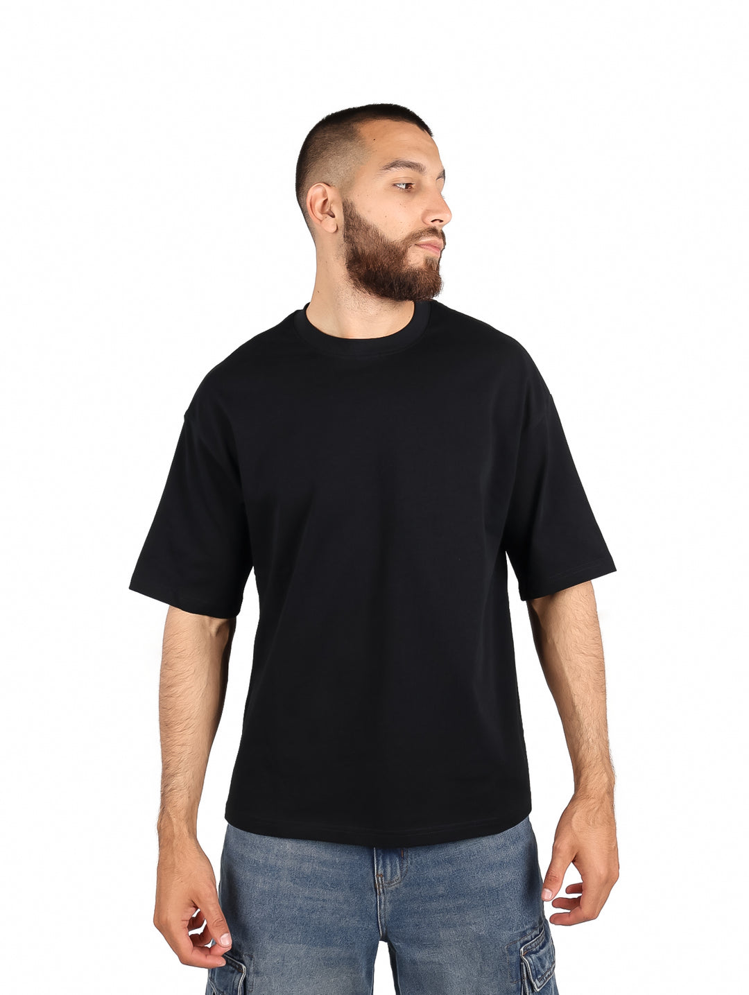 Hombre vistiendo una playera color negro de manga corta y cuello redondo.