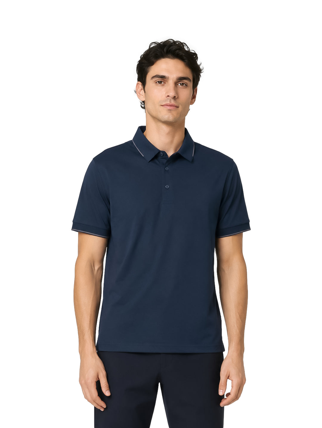 Hombre vistiendo playera polo color navy con detalles blancos en el cuello y bordes de las mangas.