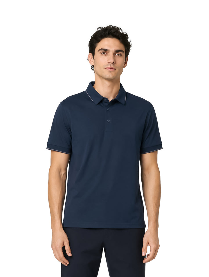 Hombre vistiendo playera polo color navy con detalles blancos en el cuello y bordes de las mangas.