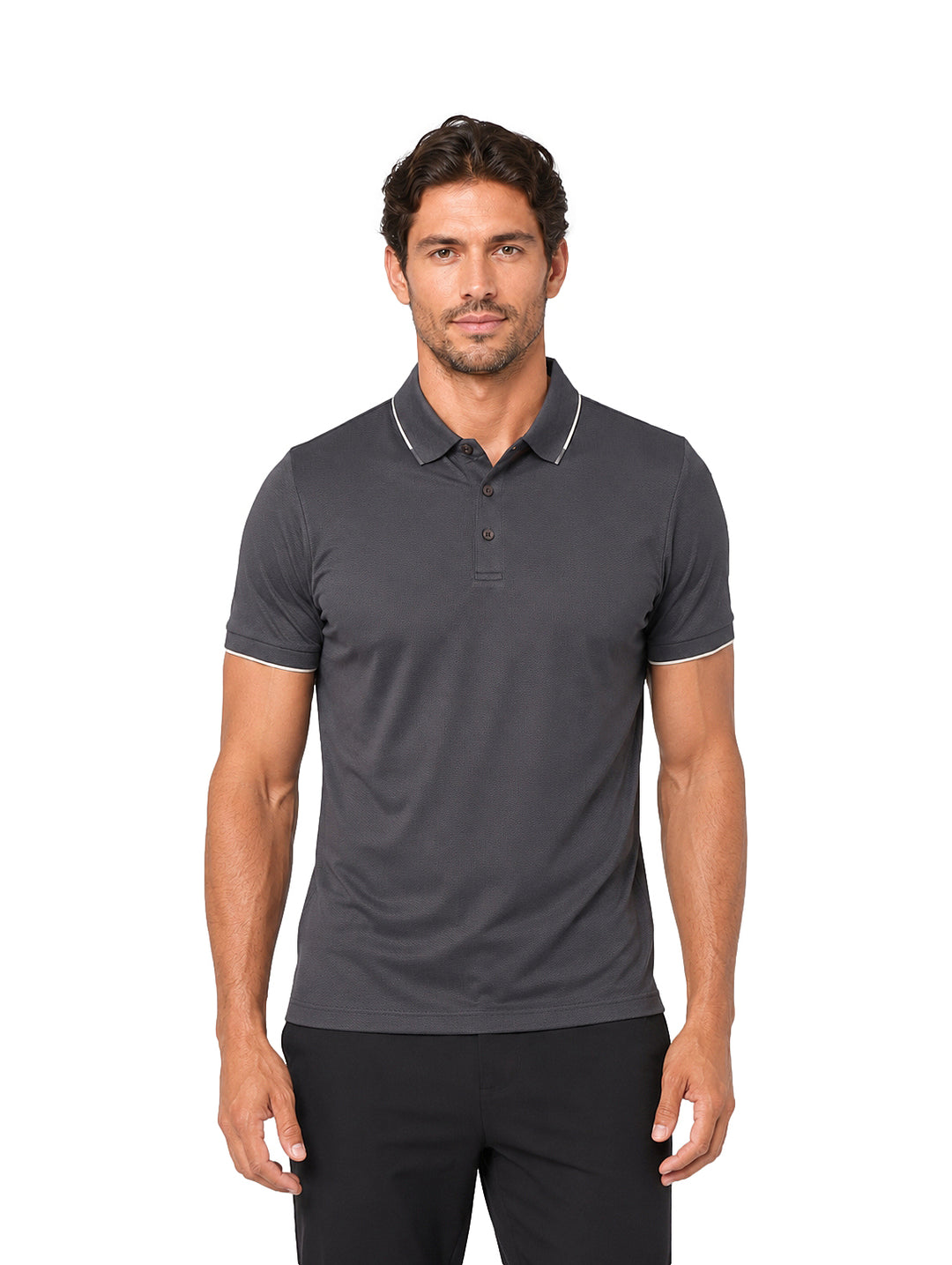 Hombre vistiendo playera polo color charcoal con ribetes blancos en el cuello y mangas.