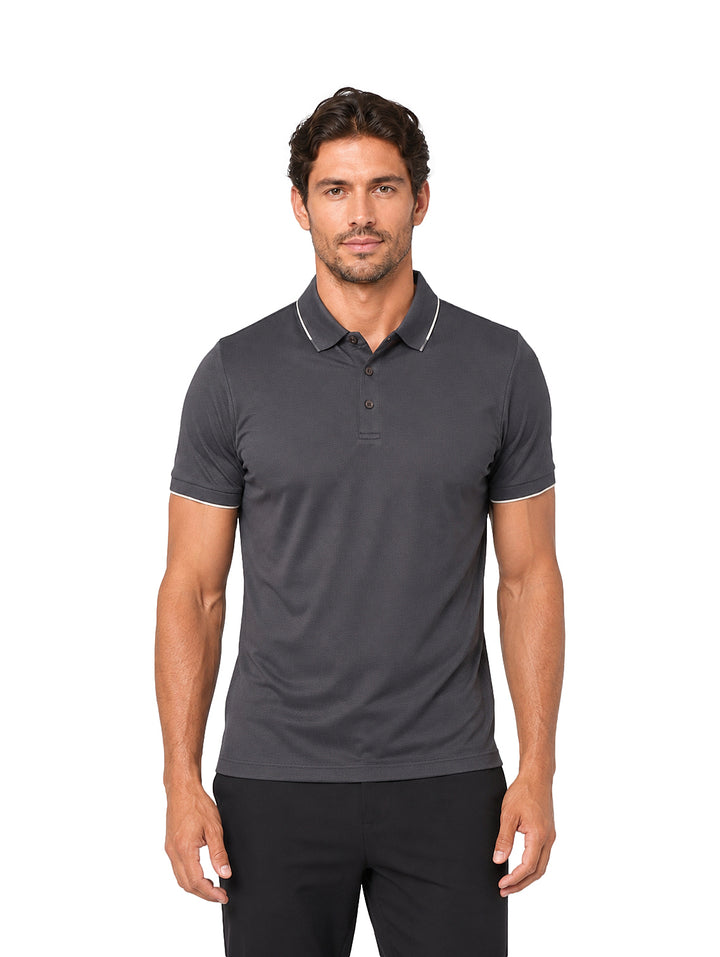 Hombre vistiendo playera polo color charcoal con ribetes blancos en el cuello y mangas.
