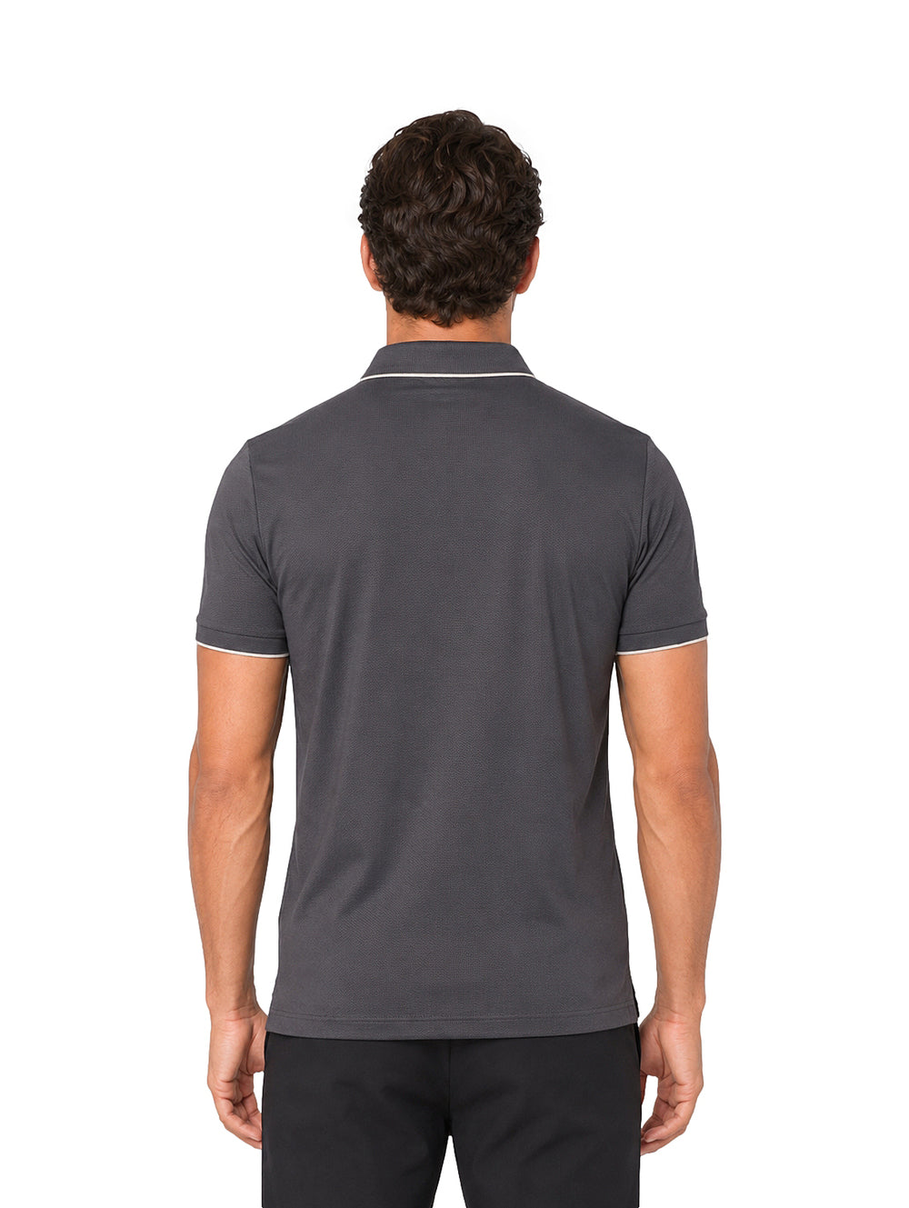 Hombre vistiendo playera polo color charcoal con ribetes blancos en el cuello y mangas.