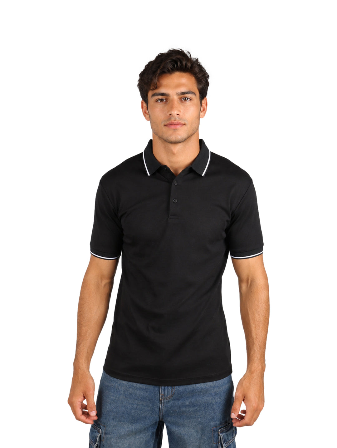 Hombre vistiendo una playera polo color negro con detalles blancos en el cuello y los bordes de las mangas.