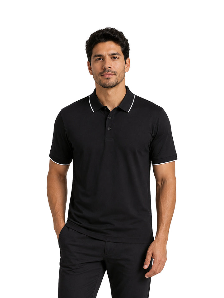 Hombre vistiendo playera polo color negro con detalles blancos en cuello y mangas.