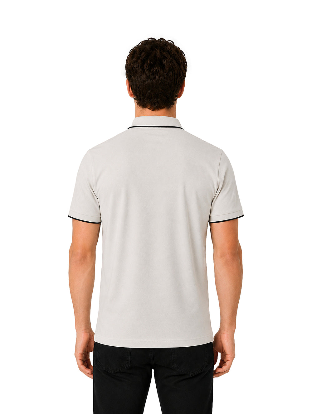 Hombre vistiendo playera polo color bone con detalles negros en el cuello y los bordes de las mangas.