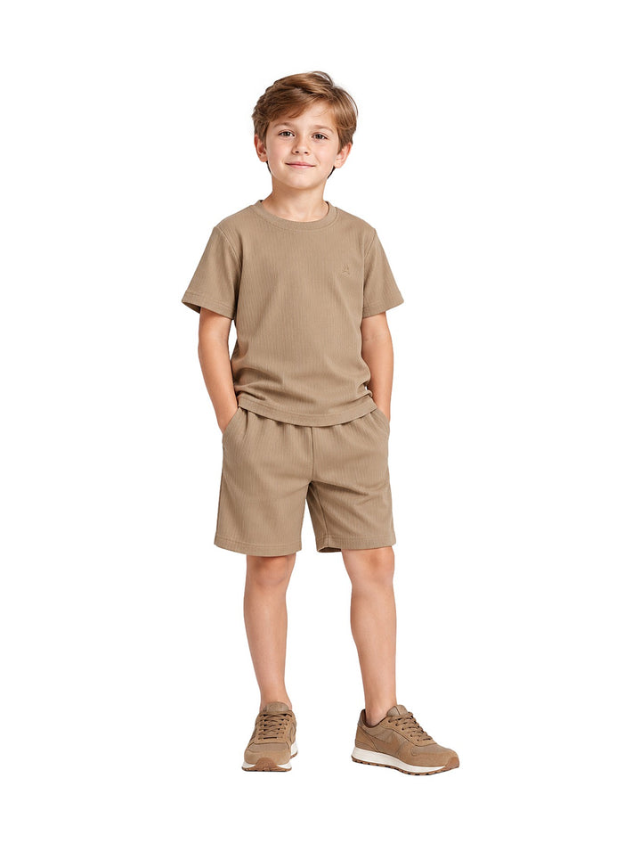Niño vistiendo un conjunto de camiseta y short color khaki de la marca ATOK.