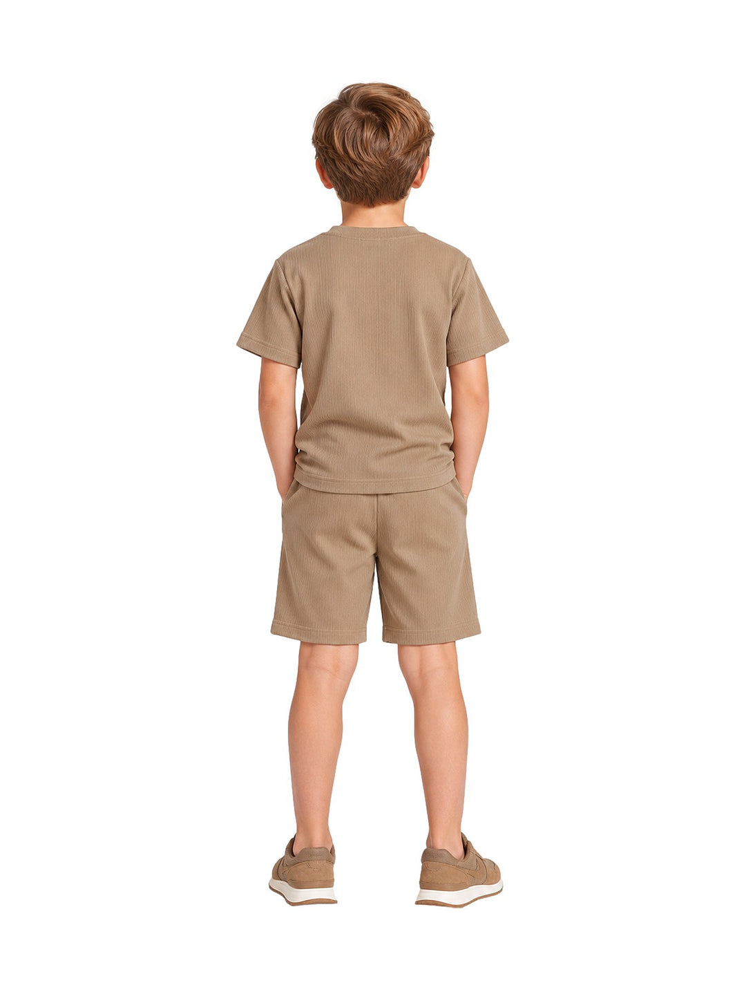 Niño vistiendo un conjunto de camiseta y short color khaki de la marca ATOK.