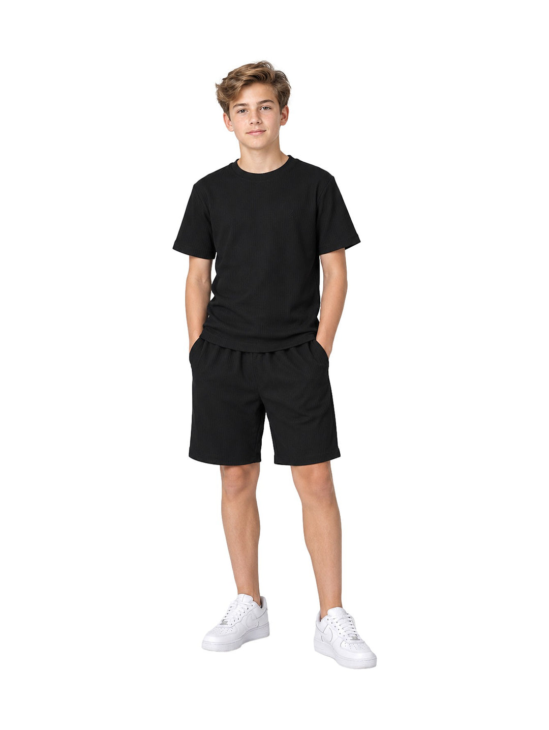 Niño vistiendo conjunto Atok negro compuesto por camiseta de manga corta y shorts a juego.