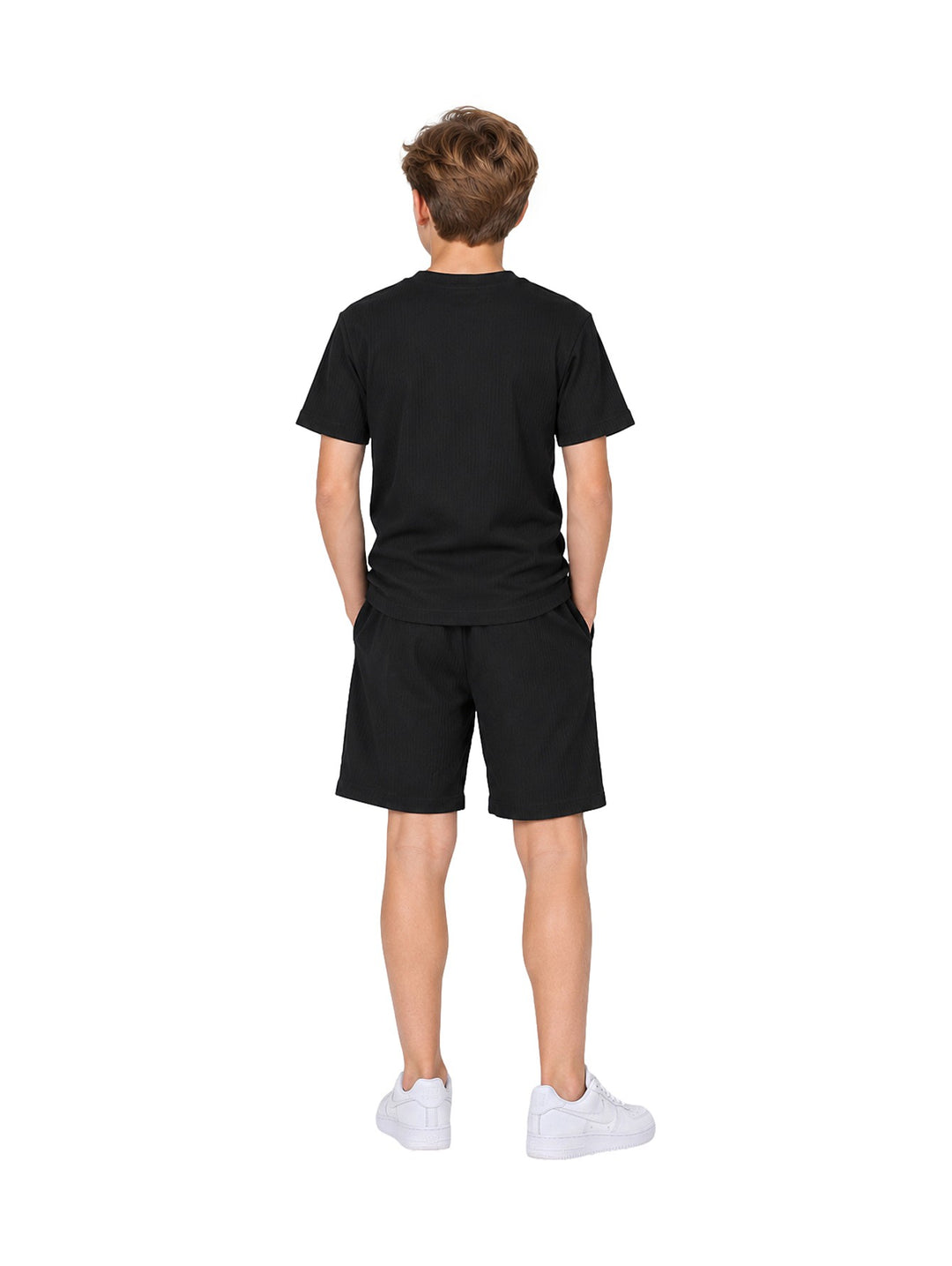 Niño vistiendo conjunto Atok negro compuesto por camiseta de manga corta y shorts a juego.