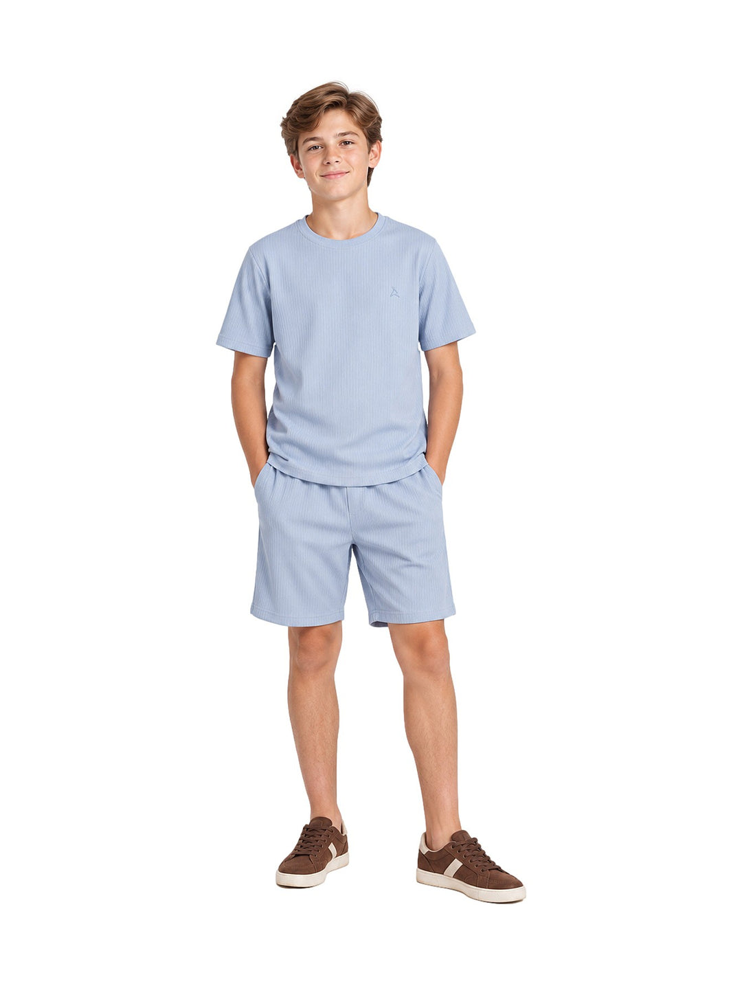 Niño vistiendo un conjunto de camiseta y shorts en color azul claro de la marca ATOK.