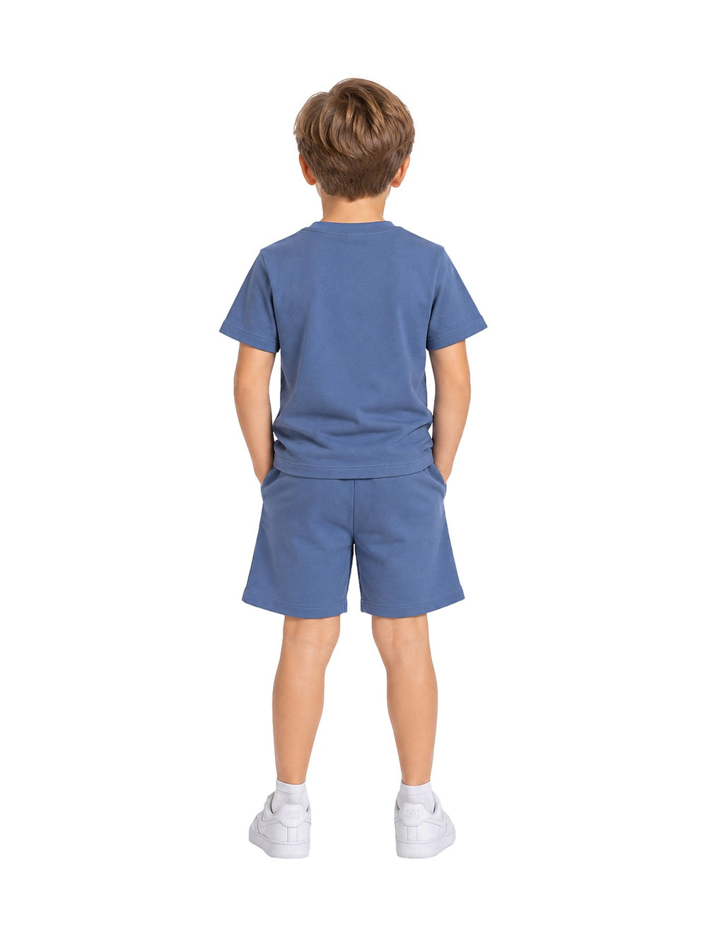 Niño vistiendo conjunto Atok azul denim compuesto por camiseta de manga corta y shorts a juego.