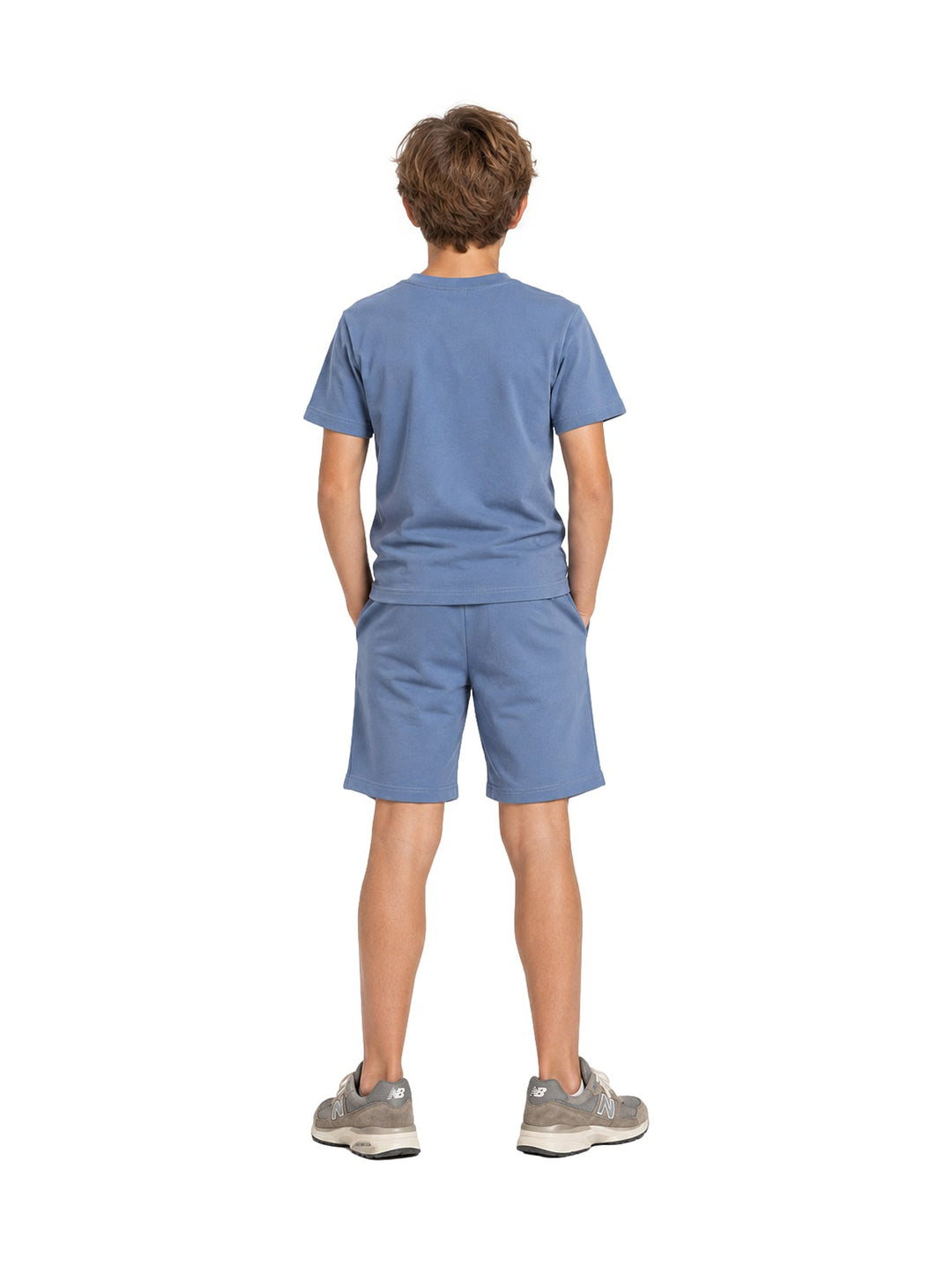Niño vistiendo un conjunto de camiseta y shorts color azul denim de la marca ATOK.
