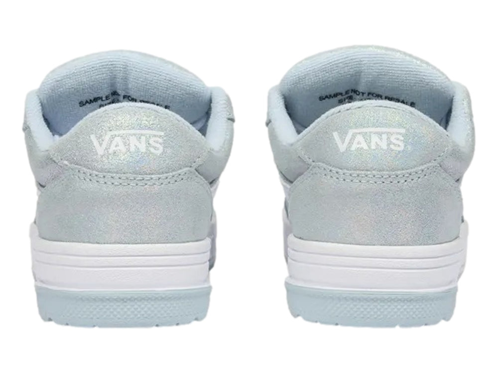 Tenis Vans de color azul claro con franja lateral, cordones y suela en color blanco.