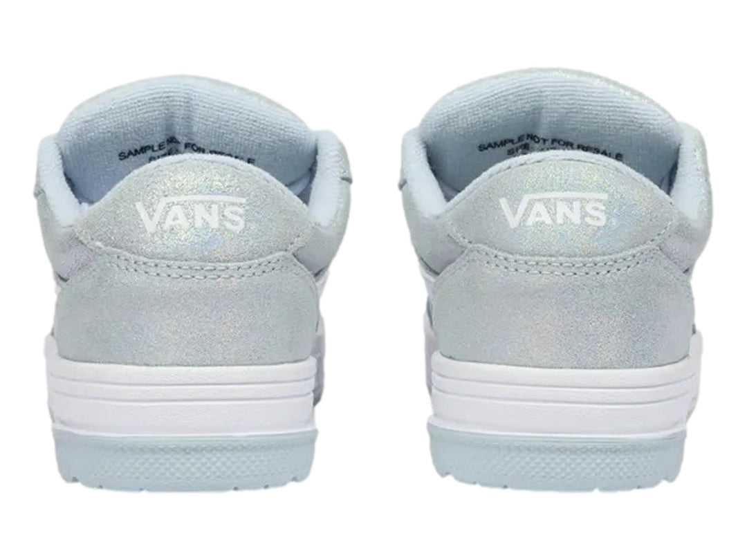 Tenis Vans de color azul claro con franja lateral, cordones y suela en color blanco.