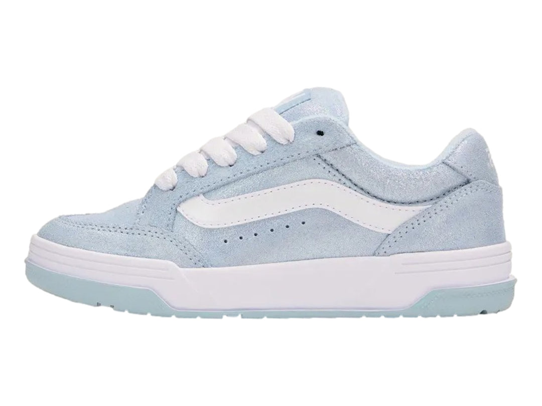 Tenis Vans de color azul claro con franja lateral, cordones y suela en color blanco.