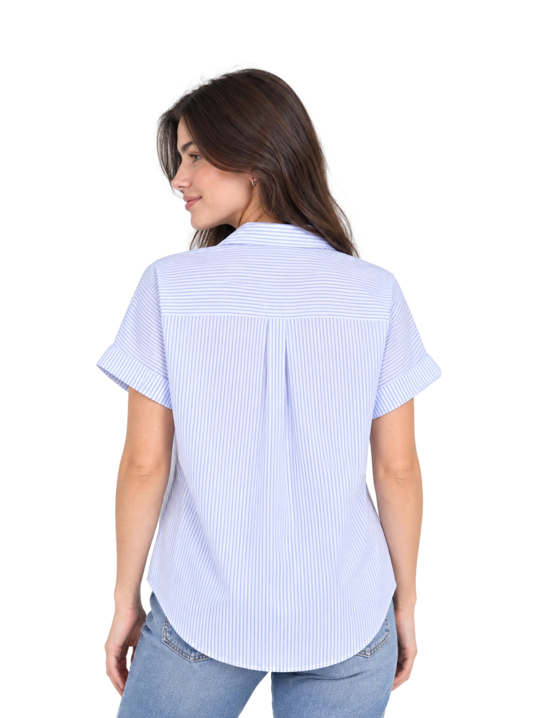 Mujer vistiendo una camisa de rayas azules y blancas de manga corta y pantalones vaqueros.