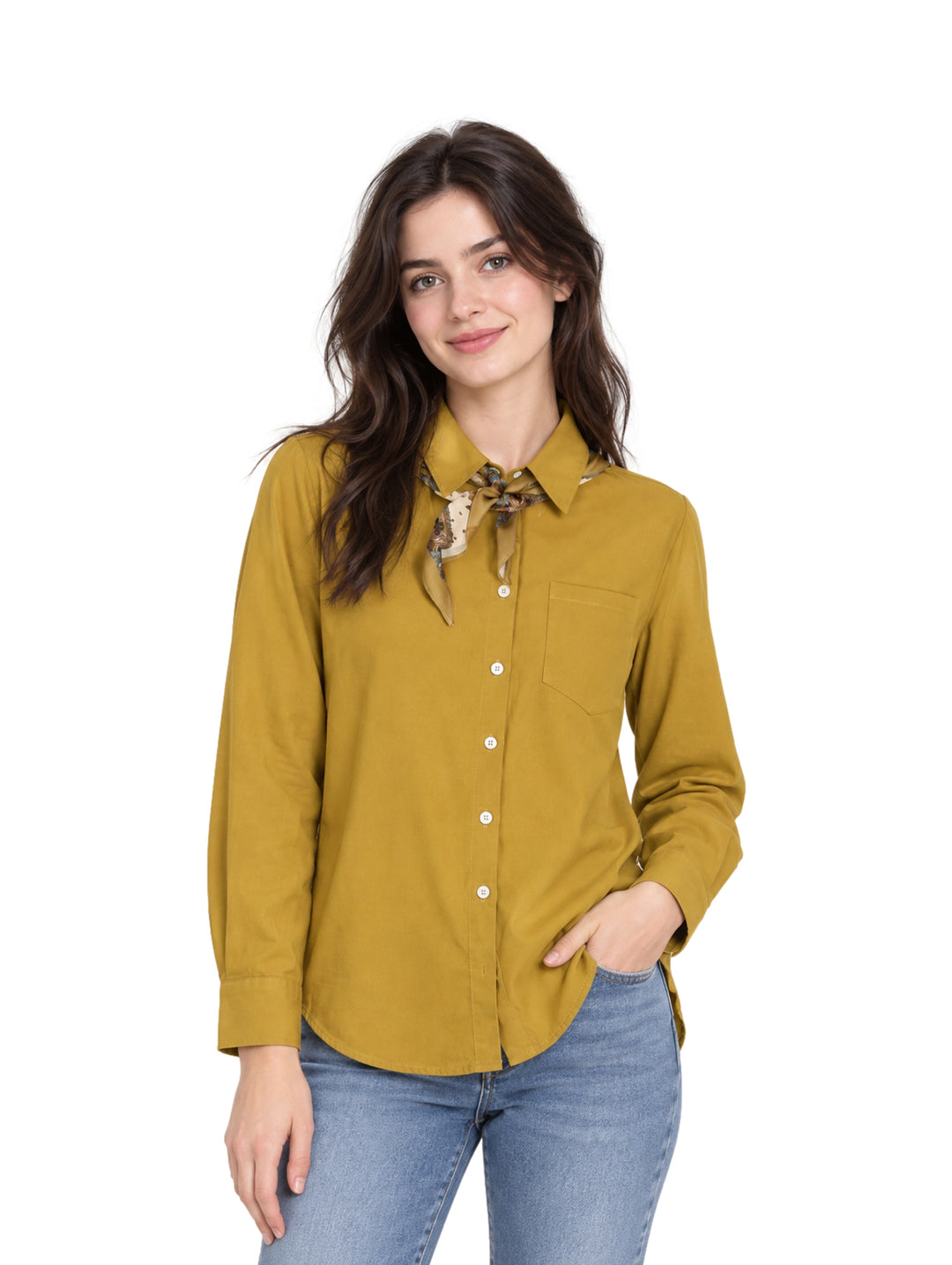 Mujer vistiendo una camisa color mostaza de manga larga con un pañuelo al cuello y jeans azules.
