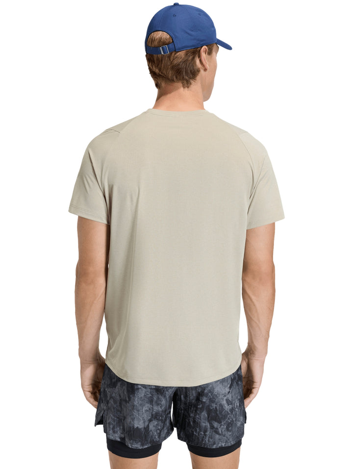Hombre vistiendo camiseta deportiva Adidas color gris claro y shorts oscuros.