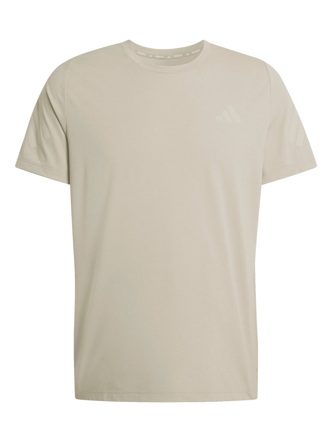 Hombre vistiendo camiseta deportiva Adidas color gris claro y shorts oscuros.