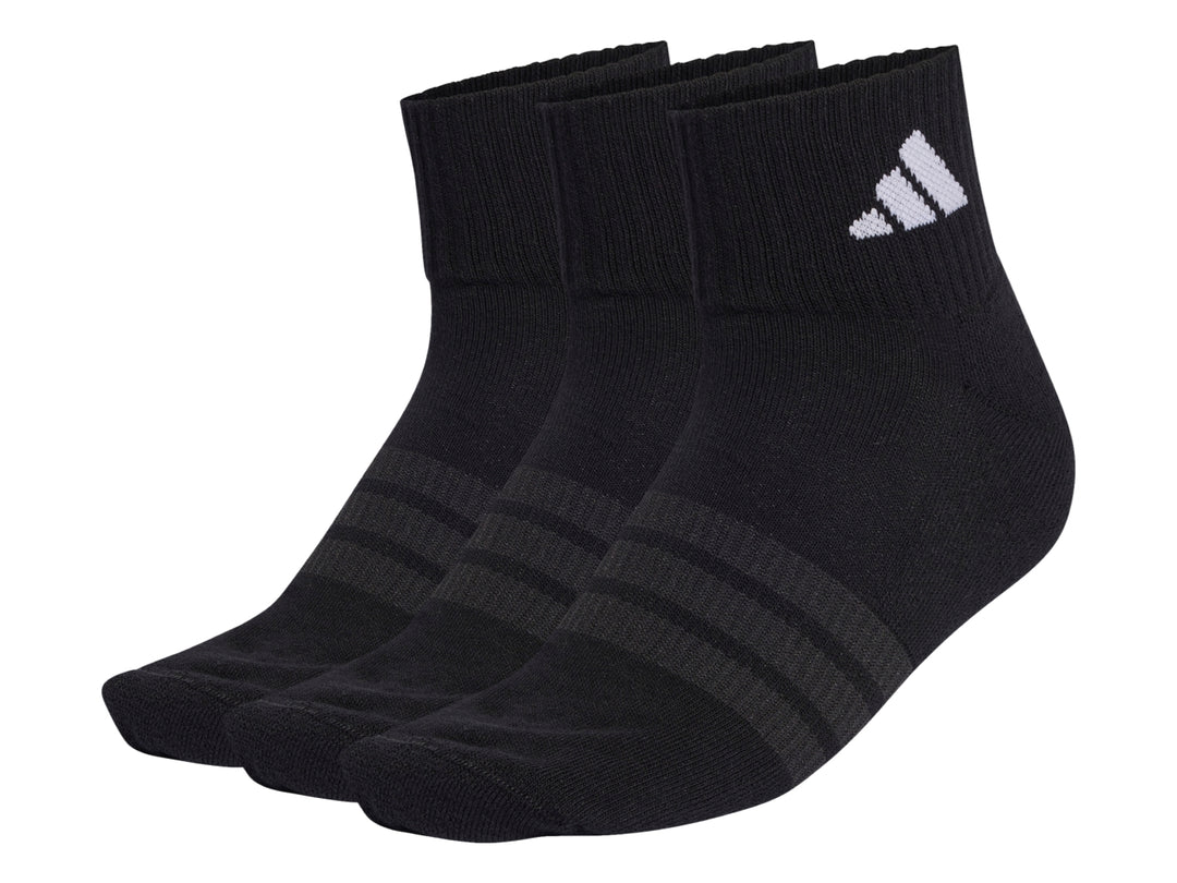 Pack de tres pares de calcetines tobilleros Adidas en color negro con logo blanco.