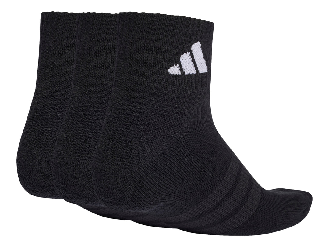 Pack de tres pares de calcetines tobilleros Adidas en color negro con logo blanco.