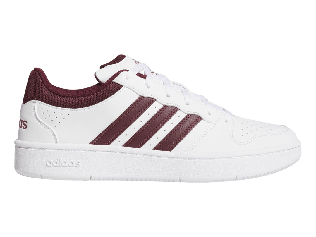 Tenis Adidas Hoops Classic en color blanco con franjas y cuello en color guinda.