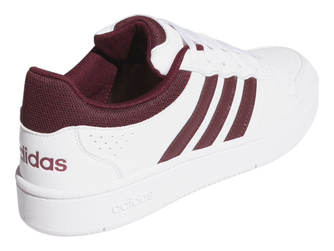 Tenis Adidas Hoops Classic en color blanco con franjas y cuello en color guinda.