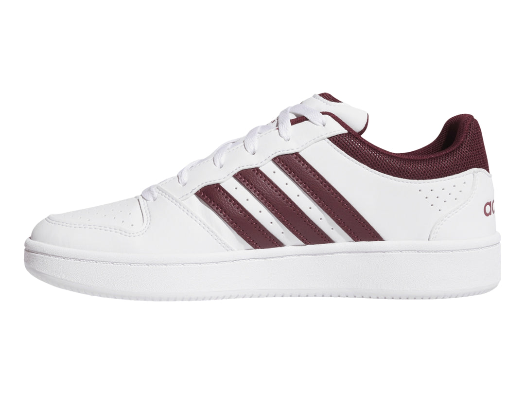 Tenis Adidas Hoops Classic en color blanco con franjas y cuello en color guinda.